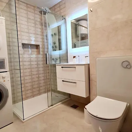 Vista Apartment-split Airport